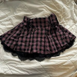 Hot topic: Black and Pink pleated skirt: Lace trim: Zip up/lace up